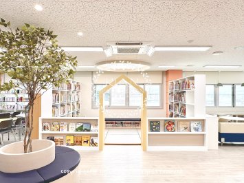 베이지톤의 바닥과 파스텔톤의 색감으로 완성된 초등학교 도서관